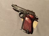 un pistolet posé sur une table