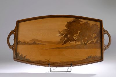 un plateau en bois sur lequel est peint un paysage