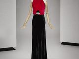 mannequin vêtu d'une robe rouge et noire dans une pièce blanche