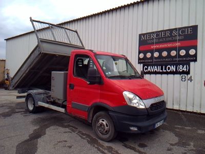 un camion rouge garé devant un bâtiment