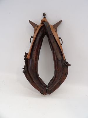 une paire de chaussures en cuir ornées de clous