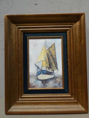 tableau représentant un voilier à la voile jaune, dans un cadre en bois
