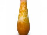 un vase orné d'un motif jaune et blanc