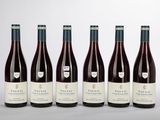 six bouteilles de vin sont alignées dans une rangée