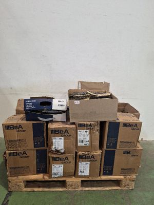 une pile de cartons posée sur une palette dans une pièce