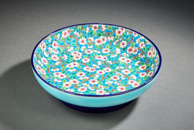 une image représentant un bol orné d'un motif floral