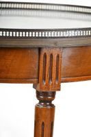 TABLE bouillotte en merisier, plateau rond en marbre ceint d… (photo 3)