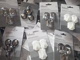 tout un tas de boutons de toutes sortes posés sur une table