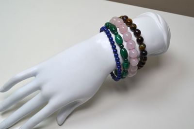Un lot de 4 bracelets ajustables dont : un en quartz rose (1…