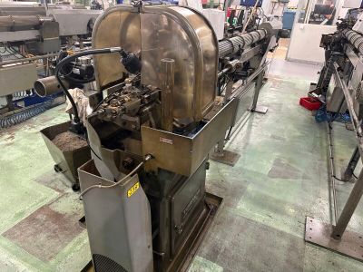 une image représentant une machine dans une usine où se trouvent de nombreuses machines