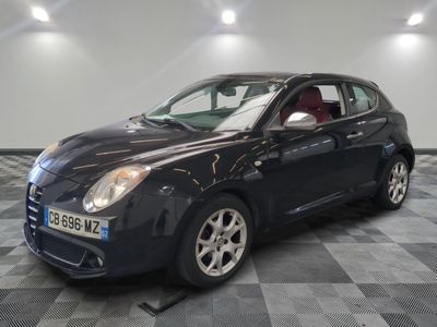 la photo d'une voiture noire garée dans un garage