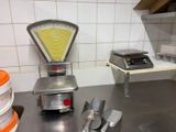une photo d'un plan de travail de cuisine sur lequel se trouvent une balance et des ustensiles