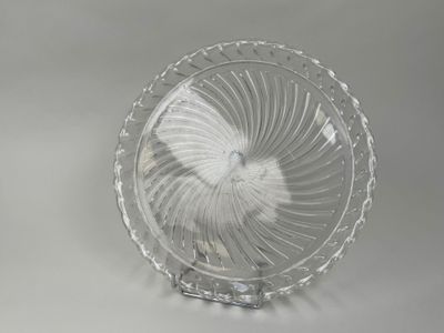 une plaque de verre transparent ornée d'un motif en spirale