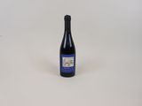 une bouteille de vin posée sur une table