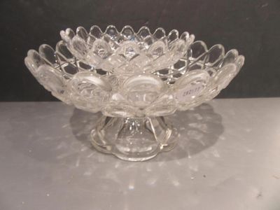 un bol en verre posé sur une table