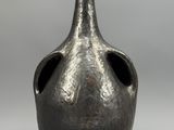 un vase noir posé sur une table