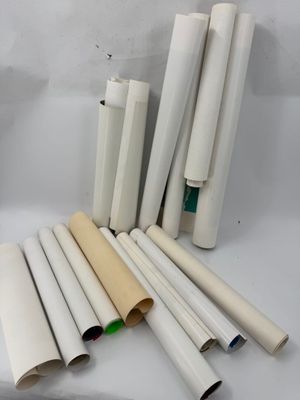 tout un tas de tubes en papier de toutes sortes sur la table