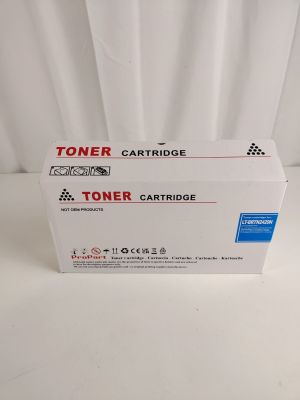 une boîte blanche surmontée d'un toner bleu