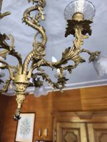 Lustre à 8 lumières en laiton doré à décor de feuillages et … (photo 3)