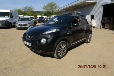 une photo d'une Nissan Juke noire garée sur un parking