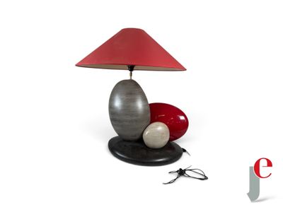 une lampe munie d'un abat-jour rouge