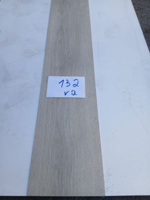un gros plan d'une table sur laquelle se trouve une étiquette de prix
