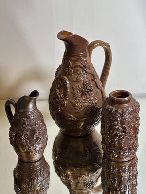 trois vases posés les uns à côté des autres sur une table en verre