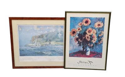 deux photos encadrées de fleurs dans un vase sur une table