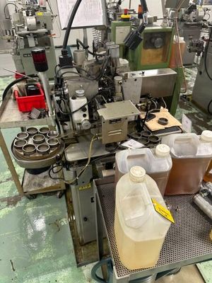 une machine sur laquelle se trouvent de nombreuses bouteilles et récipients
