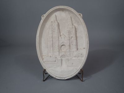 Bas-relief en plâtre de forme ovale à décor de l'abbaye Sain…