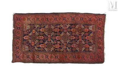 BELOUCH Tapis à décor répétitif sur fond bleu marine, bordur…