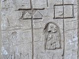 une plaque en pierre sur laquelle figure l'image d'un homme tenant une croix