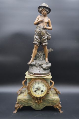 Pendule de cheminée en onyx vert et régule patine brune sujet d’a...