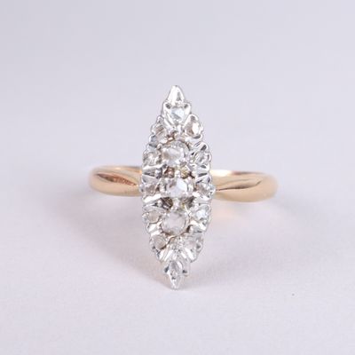 gros plan d'une bague en diamant sur une surface blanche