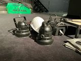 deux casques de chantier et un casque de chantier par terre