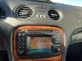 le tableau de bord d'une voiture équipé d'une radio et d'un volant