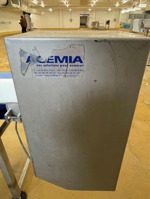 une machine placée au milieu d'une pièce