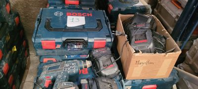 de nombreux types d'outils électriques dans la boîte