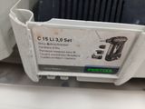 une boîte avec une étiquette posée sur une étagère