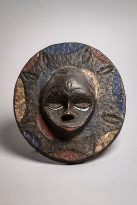 53. Masque d’applique style Eket, Nigéria.