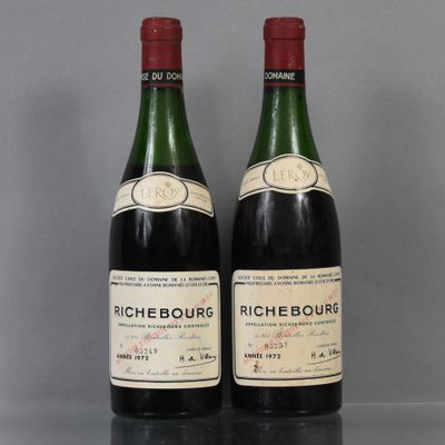 deux bouteilles de vin posées sur une table l'une à côté de l'autre