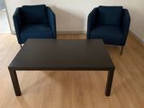 deux chaises et une table dans un salon