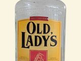 une bouteille de gin sec « Old Lady » posée sur une table