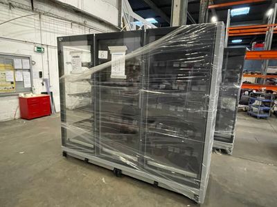 une grande vitrine au milieu d'un entrepôt