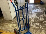 un diable bleu qui se trouve dans une pièce