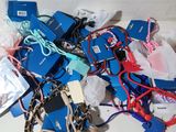 une pile d'étiquettes bleues et d'autres objets posés sur une table