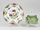 une paire d'assiettes en porcelaine chinoise et un présentoir à assiettes