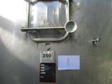 une image représentant un réservoir métallique sur lequel est apposée une pancarte