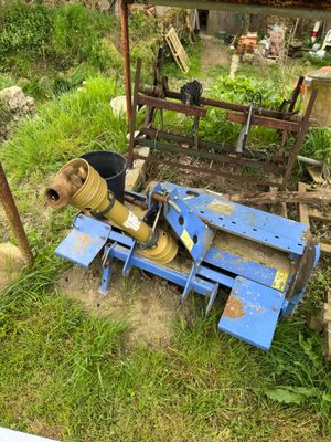 a blue machine that is sitting in the grass