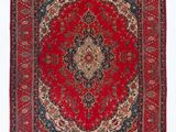 un tapis rouge et bleu à motif de médaillon